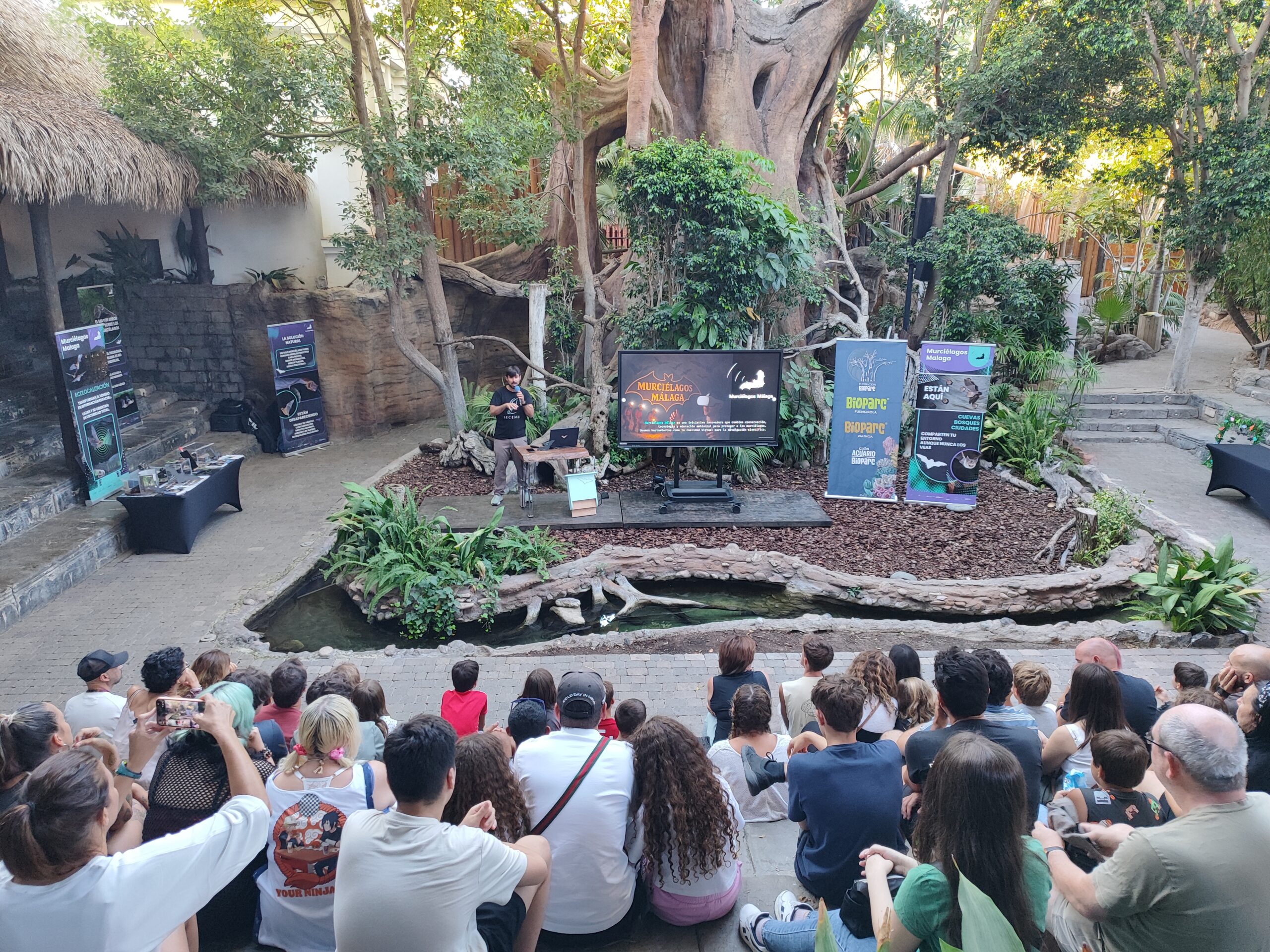 Público asistiendo a una jornada de divulgación sobre murciélagos en BIOPARC Fuengirola.