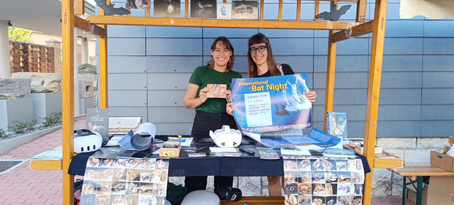 Eva y Laura durante las actividades de divulgación en Eslovenia.