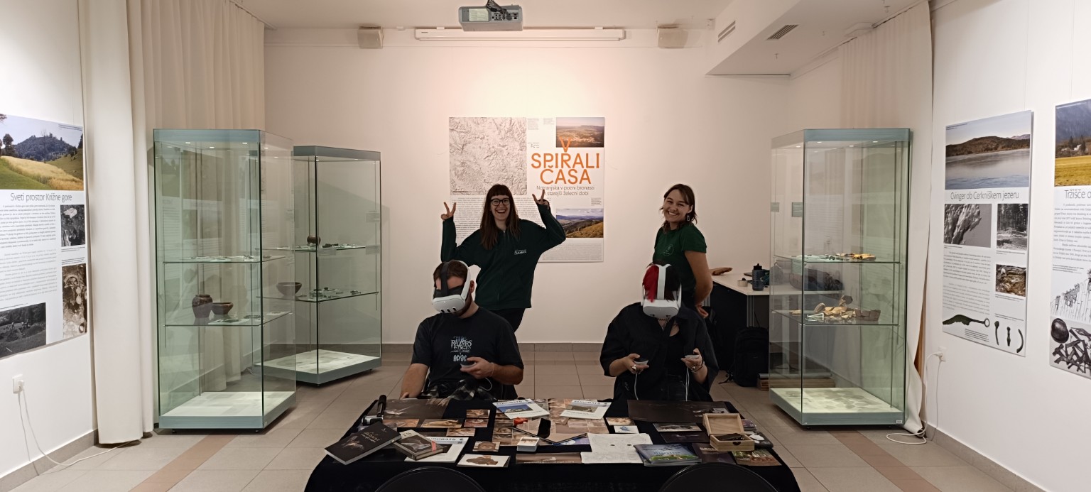 Participantes utilizando MuMa VR con acompañamiento en el Notranjski Museum de Postojna, Eslovenia.