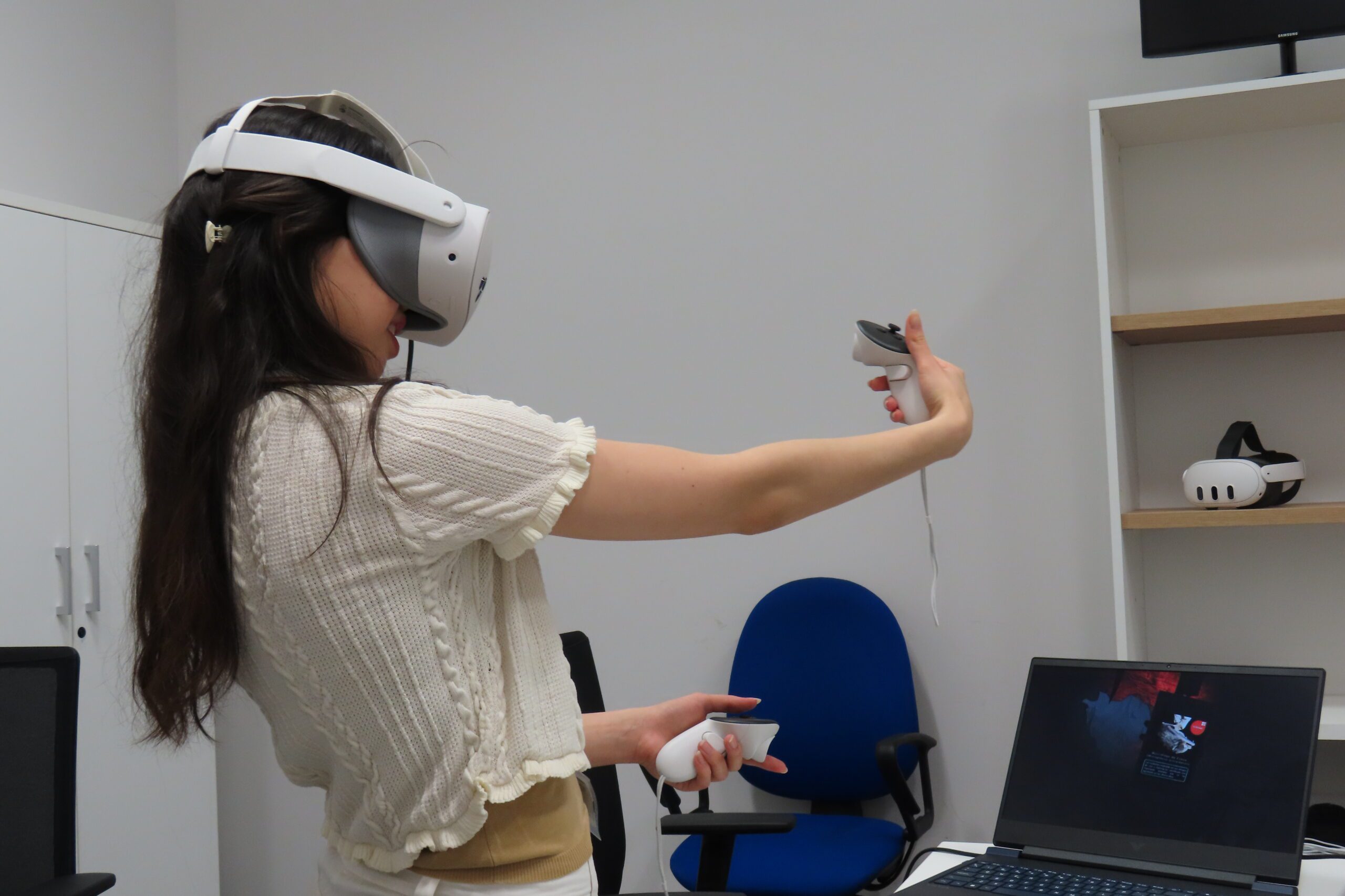 Participante explorando una experiencia de realidad virtual de MuMa con visor y mandos.