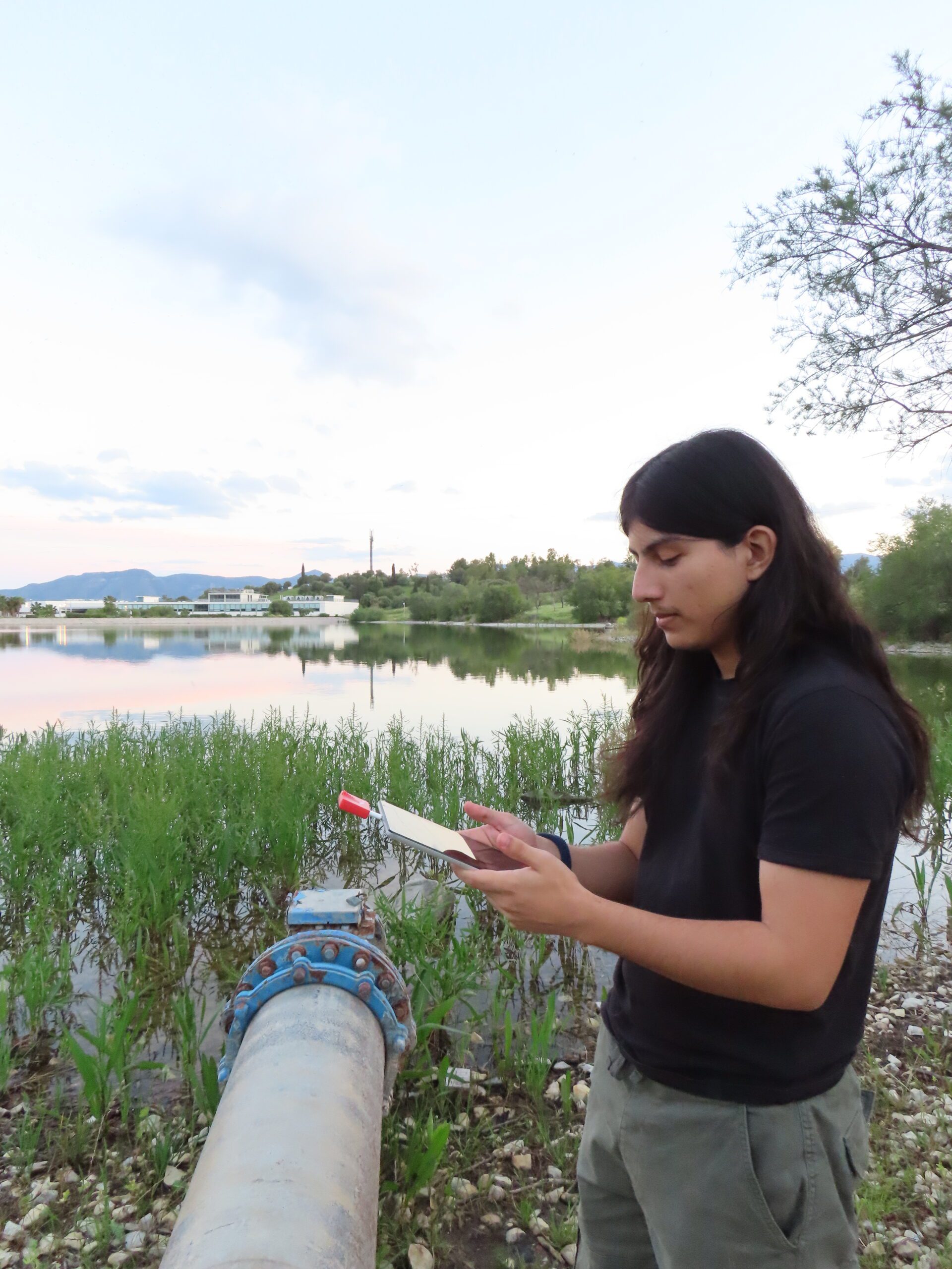 Técnica trabajando con un detector de ultrasonidos junto a la laguna de Málaga TechPark.