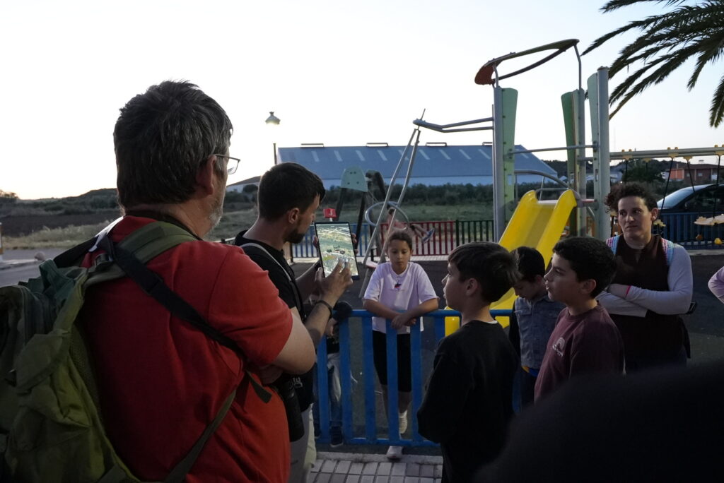 Demostración con tableta y detector de ultrasonidos durante una salida de Microclimas.