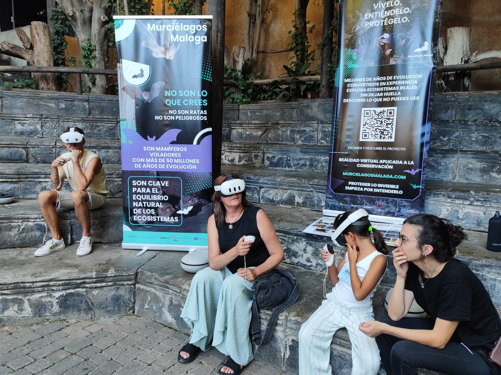 Participantes utilizando visores de realidad virtual con acompañamiento del equipo MuMa en BIOPARC.